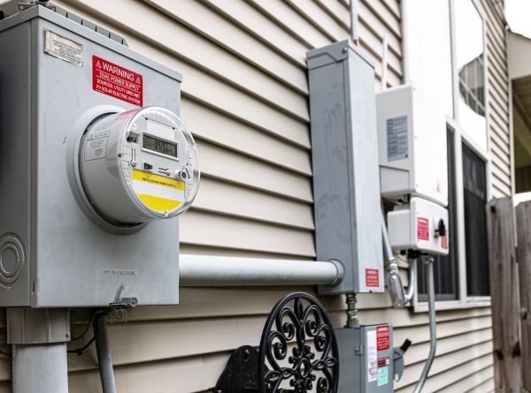 Utility electricity bill meter connected with photovoltaic system inverter and quick disconnect box providing dual power supply